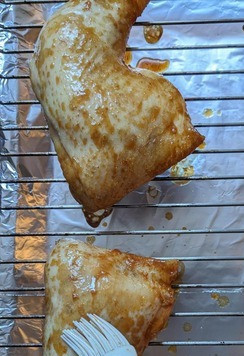 1. Этап. Куриные окорочка по-Гавайски: Каждые 10 минут надо смазывать курочку маринадом, смазывала 4 раза.