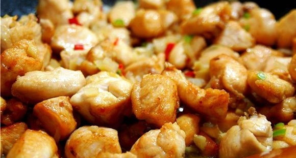 1. Этап. Зеленое карри из курицы с ананасами: Теперь возвращаем в вок нашу курицу. Перемешиваем и обжариваем 1 минуту.