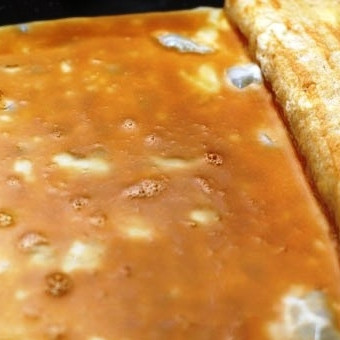 1. Этап. Футомаки с омлетом и шиитаке: Теперь готовим омлет. Яйца взбиваем с соевым соусом до однородности. Половину смеси выливаем на сковороду и обжариваем, как блинчик. Когда блинчик будет готов - отодвигаем его на край сковороды, а на освободившееся место выливаем вторую половину яичной смеси. Обжариваем до готовности, затем сворачиваем один блинчик в другой - и омлет готов.