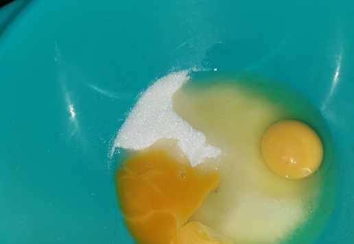 1. Этап. Кексы Марфушенька: Взбить миксером яйца с сахаром до белой пышной массы.