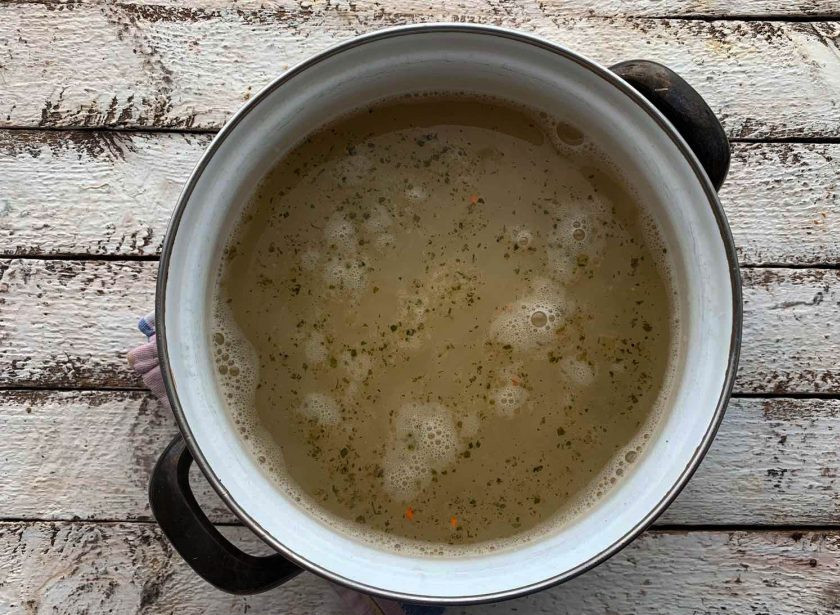 1. Этап. Гороховый суп из брикета: Вытяните курицу, дайте ей немного остыть и нарежьте на небольшие кусочки. В бульон выложите нарезанный картофель и брикет горохового супа. Варите все на среднем огне 20-25 минут.