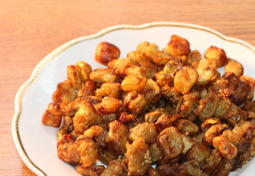 1. Этап. Салат с мягким сыром Чильеджина: 7. На хорошо разогретом растительном масле, небольшими порциями, обжариваем дольки баклажан с двух сторон, минут 5. Перекладываем румяные дольки на блюдо и продолжаем жарить следующую порцию.