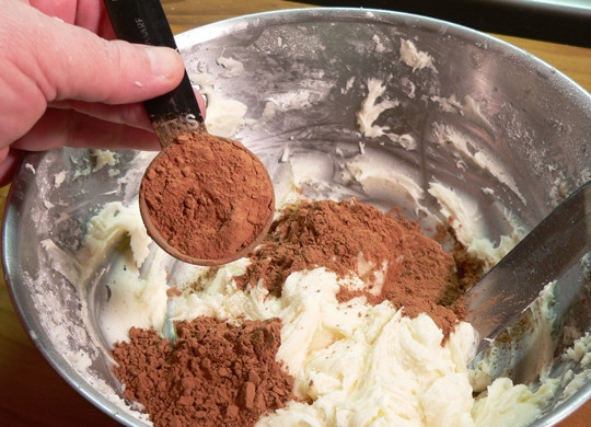 1. Этап. Канадский ореховый торт: Для крема: масло комнатной температуры соедините с сахарной пудрой и какао. С помощью миксера взбейте все до однородности.