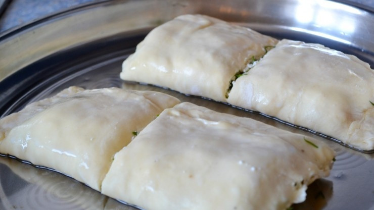 1. Этап. Плацинды с творогом: Нарежьте изделие на 10 равных квадратов. Выложите их на противень смазанный маслом.