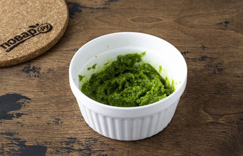 1. Этап. Песто с кешью и базиликом: Попробуйте песто на вкус, при необходимости добавьте еще соли или оливкового масла, если нужна более жидкая консистенция.