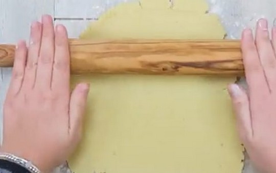 1. Этап. Песочное печенье Лебеди: 2. Раскатайте тесто в пласт толщиной 3-4 мм.