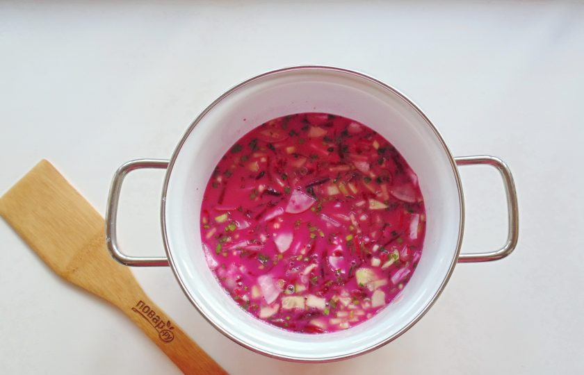 1. Этап. Холодный латышский суп: Налейте в суп кефир и воду. Посолите, добавьте лимонную кислоту по вкусу и перемешайте.