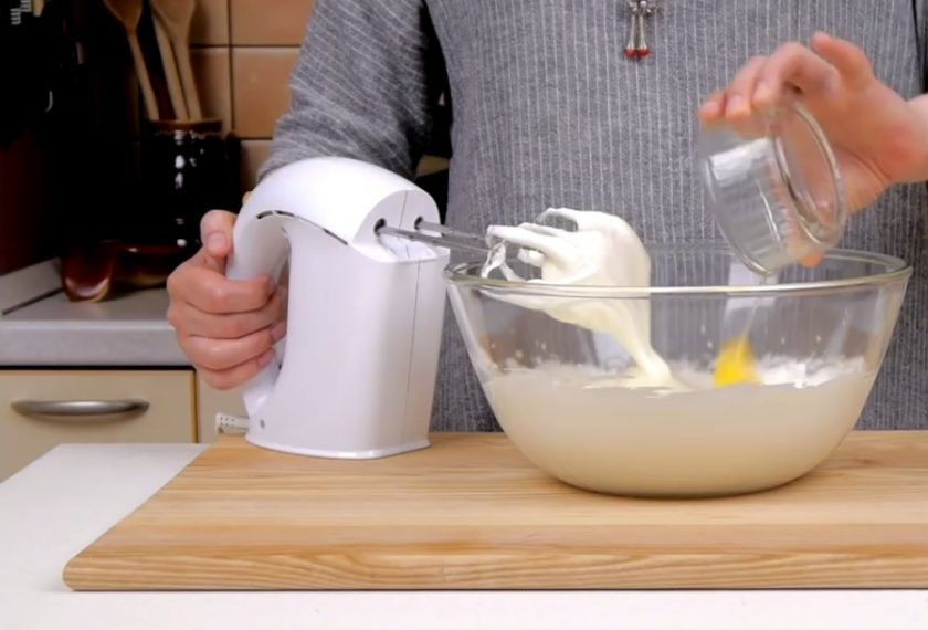 1. Этап. Торт-десерт Дары лета: 2. Просеянную муку смешайте с какао-порошком. Сахар смешайте с ванильным сахаром. Отделите белки от желтков, добавьте к ним щепотку соли и взбейте миксером до устойчивой пены. Не прерывая взбивания, добавьте небольшими порциями сахар и взбейте белки до устойчивых пиков.