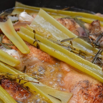 1. Этап. Куриные окорочка в вине: Спустя час крышку снимаем и готовим блюдо до практически полного выкипания вина - это еще около 30 минут.