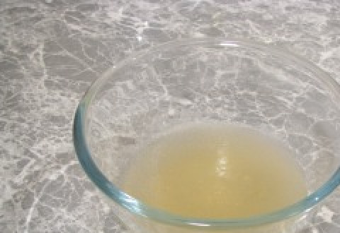 1. Этап. Чизкейк без выпечки классический: Желатин залейте 100 мл холодной кипяченой воды, оставьте на 1 час.