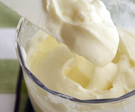 1. Этап. Бисквитный торт с творогом: Приступаем к крему. Творог выкладываем в блендер вместе с сахаром и оставшимся ванилином. Докладываем сметану и взбиваем все в густой творожный крем. Можно также воспользоваться миксером.