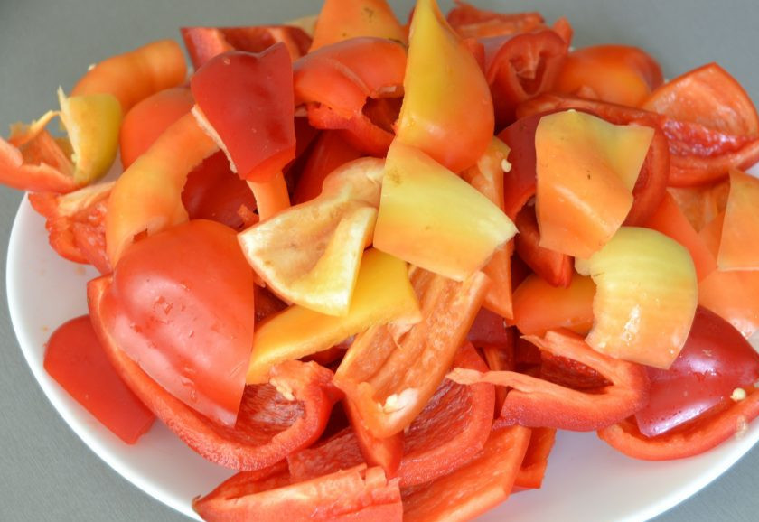 1. Этап. Закуска Кобра: Очистите и произвольно нарежьте болгарский перец.