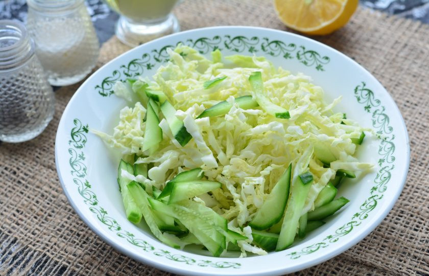 1. Этап. Салат с пекинской капустой для похудения: Всыпьте в миску капусту и огурцы.