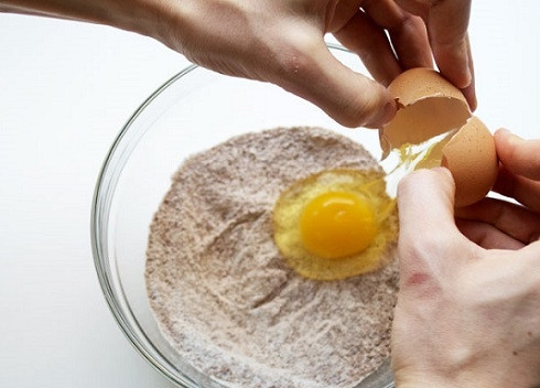 1. Этап. Бибинка: Добавляем яйца и перемешиваем.