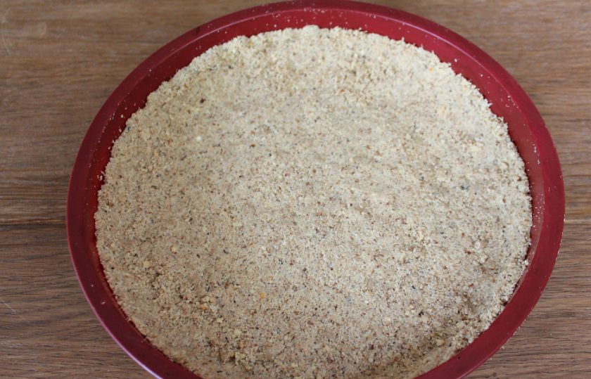 1. Этап. Постный грушевый пирог: Распределяем тесто по дну формы и слегка прижимаем.