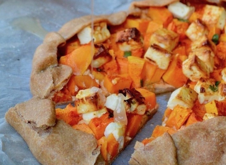 1. Этап. Отрубная галета с тыквой и фетой: Выпекайте отрубную галету с тыквой и фетой в предварительно разогретой до 180 градусов духовке 40 минут. По желанию полейте готовую горячую галету медом. Приятного аппетита!