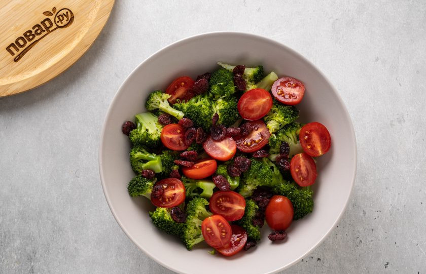 1. Этап. Салат Вкуснее не бывает: Вяленую вишню промойте в тёплой воде и обсушите с помощью бумажных полотенец.