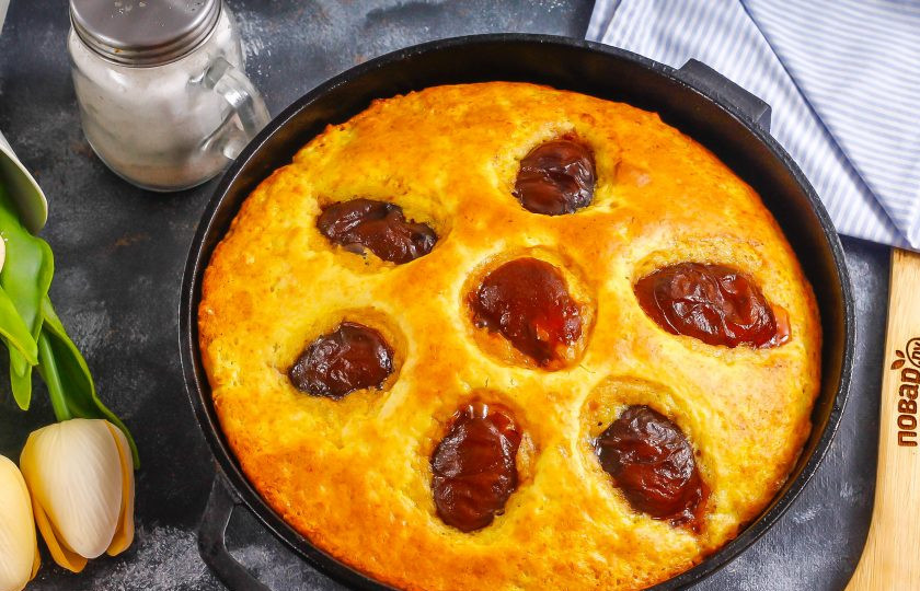 1. Этап. Творожный пирог со сливами: Готовый пирог проверьте деревянной шпажкой. Извлеките форму из духовки и дайте десерту остыть примерно 1 час.