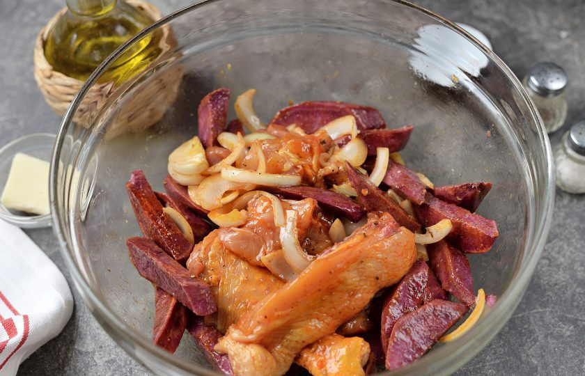 1. Этап. Батат с курицей в духовке: Тщательно все перемешайте. При желании можно добавить чеснок для аромата и немного винного уксуса или лимонный сок для кислинки.