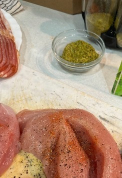 1. Этап. Праздничные кармашки по-питерски: Филе индейки посолить, поперчить, добавить паприку и другие любимые специи