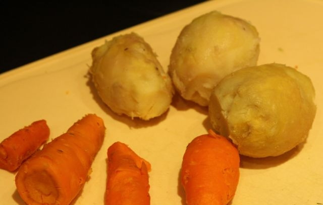 1. Этап. Салат Оливье со свежим огурцом: Сварить картофель и морковь, остудить, почистить. Нарезать.