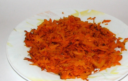 1. Этап. Салат с печенью и морковью: Морковь чистим, натираем на крупной терке и слегка обжариваем на растительном масле. Остужаем.