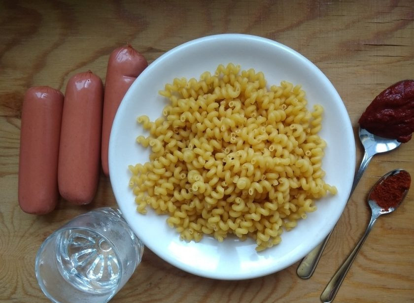 1. Этап. Сосиски под соусом с макаронами: 1. Подготовьте необходимые продукты.