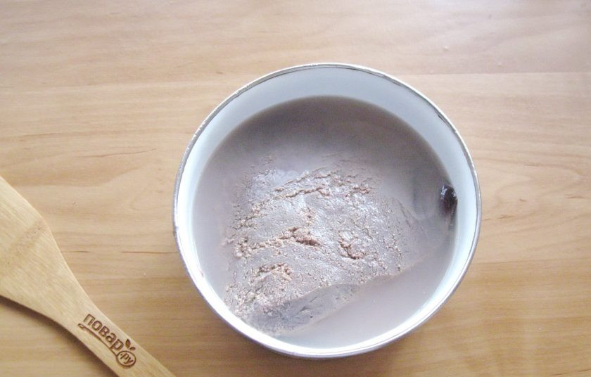 1. Этап. Печень по-еврейски: Залейте горячей водой и дайте постоять 15 минут.