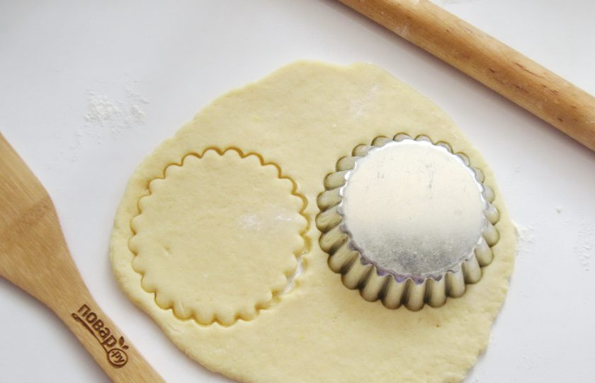 1. Этап. Сочники с вишней: Кусочек теста раскатайте в пласт толщиной 3-5 мм. С помощью формочки вырежьте кружки диаметром 8-10 см.