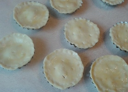 1. Этап. Закрытые тарталетки с курицей и грибами: Прокалываем ножом или вилкой, смазываем взбитым яйцом. И отправляем в разогретую до 200 градусов духовку на 30 минут.