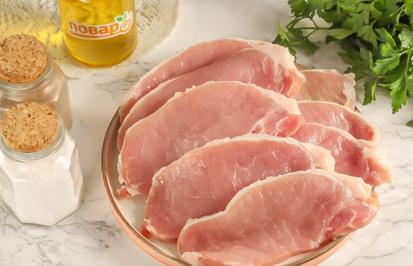 1. Этап. Мясо с авокадо на сковороде: Обсушите мясо бумажными салфетками и нарежьте на ломтики толщиной примерно 1 см.