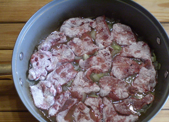 1. Этап. Печень в сметане: 5. Добавляем печень к луку и обжариваем до исчезновения крови на печени.