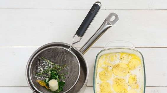 1. Этап. Гратен (картофель): В остывший соус влейте сливки. Затем пропустите его через сито. Влейте смесь к картофелю. Отправьте блюдо запекаться на 40 минут при 180 градусах.