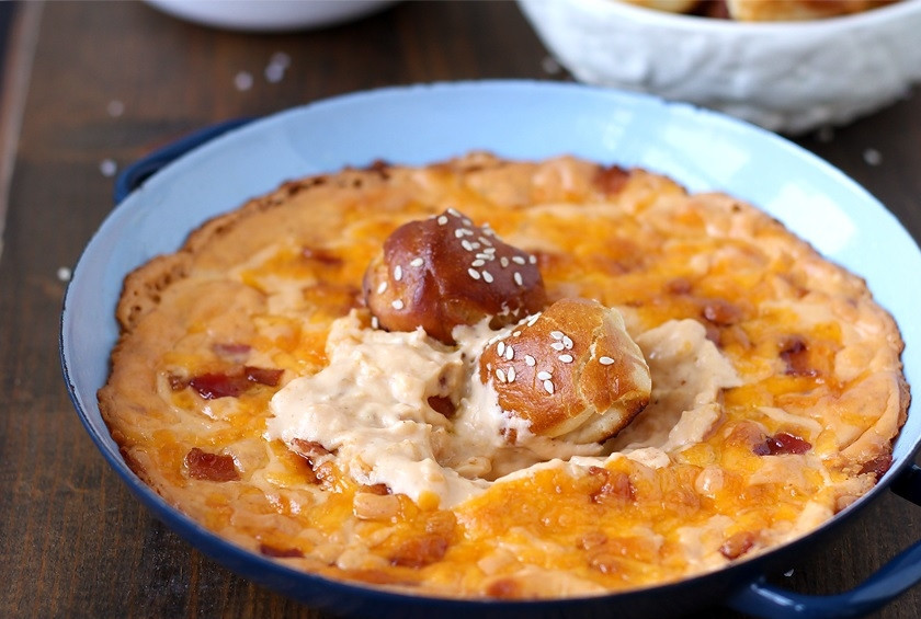 1. Этап. Дип из сыра и бекона: Дополните готовый дип оставшимся сыром и беконом. Подавайте тёплым. Приятной дегустации!