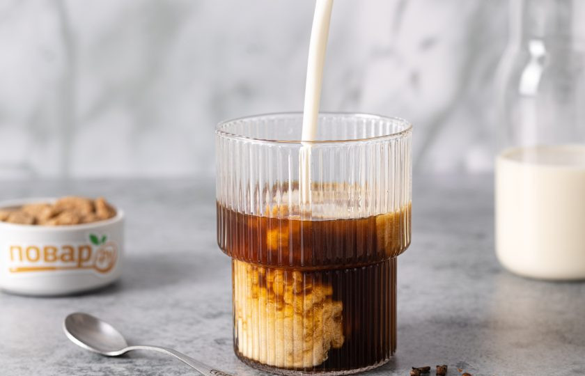 1. Этап. Кофе по-индийски: Молоко или сливки слегка взбейте. Влейте в стакан перед подачей.