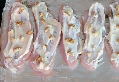 1. Этап. Индейка с вешенками: Грецкие орехи очистим и разложим крупными кусочками по мясу. Можно и измельчить орехи, но тогда их понадобится больше. Пробуйте сделать и так, и так.