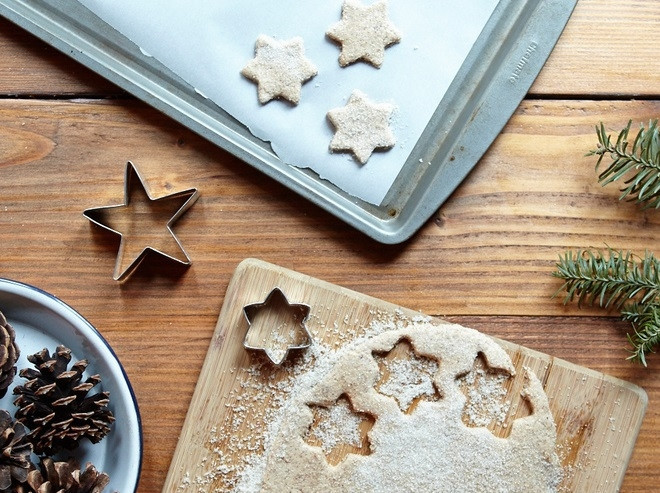 1. Этап. Печенье из миндаля: 5. Раскатайте тесто в пласт толщиной 0,7-0,8 см. Вырежьте печенье с помощью формочек.