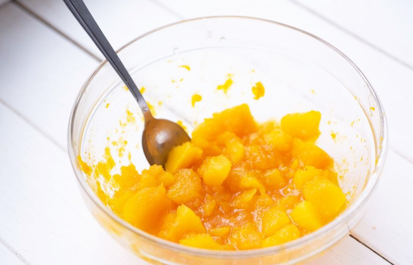 1. Этап. Мармелад из тыквы с желатином в домашних условиях: Перемешайте тыкву и мёд так, чтобы под действием температуры тыквенных кусочков мёд стал жидким.