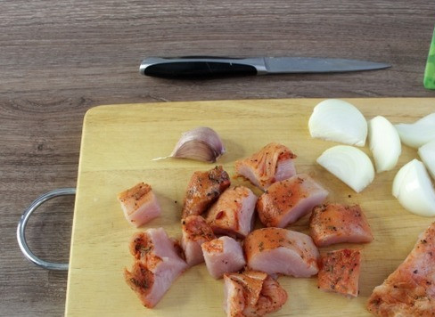 1. Этап. Индейка запеченная с картошкой бэби: Нарежьте крупными кусочками филе индейки и лук.