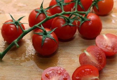 1. Этап. Салат со стручковой фасолью: Помидоры вымыть и нарезать на дольки. Черри - пополам.