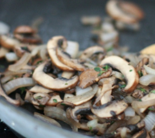 1. Этап. Постная пицца с грибами: 5. Когда грибочки почти готовы их нужно посолить и поперчить, при желании добавить измельченную свежую зелень. Снять начинку с огня и немного остудить.