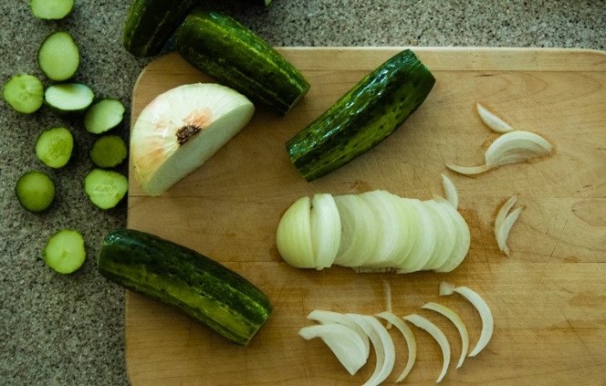 1. Этап. Кисло-сладкие огурчики на зиму: Помойте огурцы, порежьте их тонкими кольцами. Лук порежьте полукольцами или четвертинками (тоже тонко).