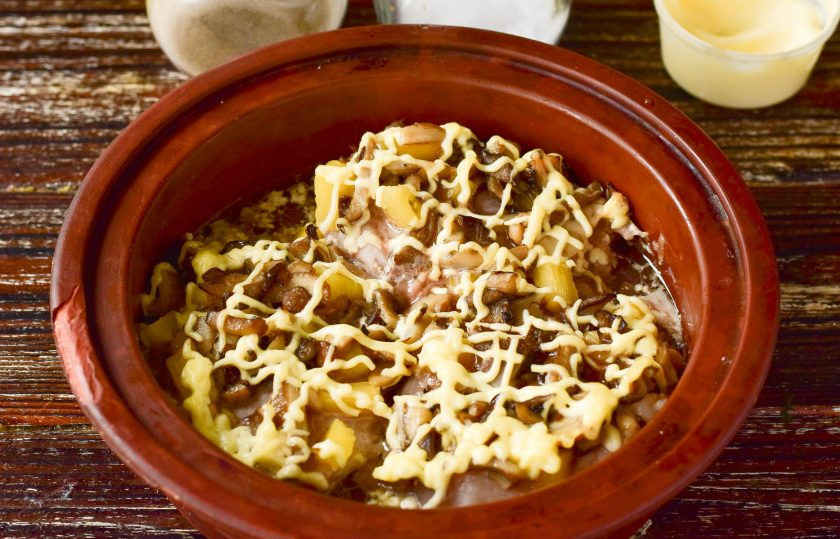 1. Этап. Свинина с ананасами и грибами в духовке: Отправьте мясо в разогретую до 190 градусов духовку на 50-60 минут. Сверху форму можете накрыть фольгой минут на 30, а затем снять ее.