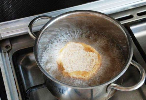 1. Этап. Мороженое в кляре: Заранее разогрейте масло для фритюра. Обжарьте каждый кусочек мороженого в течение 30-35 секунд и уберите в холодильник на 20 минут. Затем можно подавать на стол.