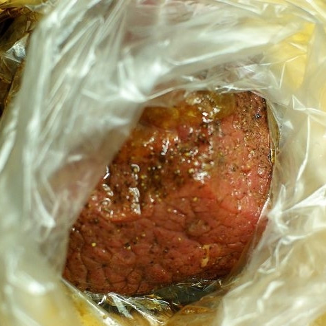 1. Этап. Говядина в винном соусе: Кладем кусок говядины в плотно закрывающийся полиэтиленовый пищевой пакет, туда же добавляем бальзамический уксус, вустерширский соус, мед и оливковое масло. Хорошенько перемешиваем, чтобы мясо равномерно покрылось маринадом из тщательно смешавшихся ингредиентов. Если одного из ингредиентов для маринада у вас нет - не отчаивайтесь, можно обойтись и без него (либо заменить чем-то, что вам нравится). Отправляем в холодильник мариноваться на пару часов (мясо надо замариновать предварительно). Я мариновал 8 часов.