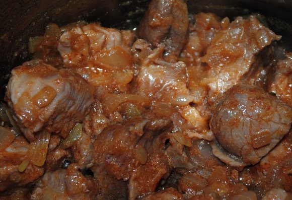 1. Этап. Гуляш по-чешски: Посыпаем паприкой и помешивая жарим буквально минутку.