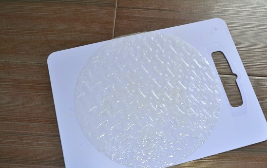 1. Этап. Спринг роллы с крабовыми палочками: 5. Выложите лист на рабочую поверхность: дощечку или широкую тарелку.