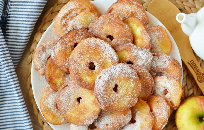 1. Этап. Яблочные пончики: По желанию посыпьте пончики сахарной пудрой или полейте шоколадом.