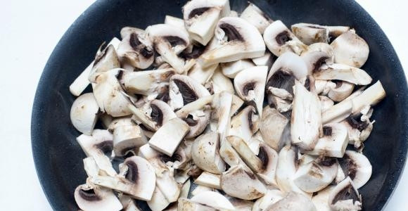 1. Этап. Гречка с грибами и мясом: Пока жарится мясо, грибы промойте, обсушите и порежьте на четвертинки.