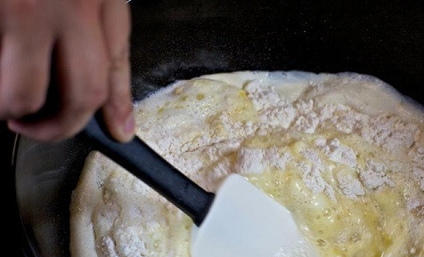 1. Этап. Быстрое тесто для пирожков с любой начинкой: 5. Тщательно перемешайте сначала лопаткой, а затем выложите на рабочий стол, присыпанный мукой, и замесите тесто руками.